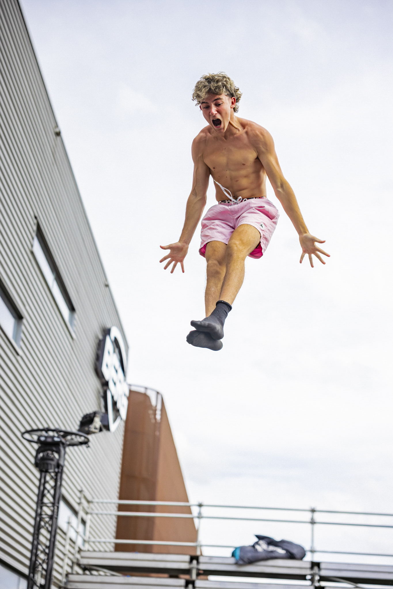 Sporter springt hoog de lucht in bij Berg Ede