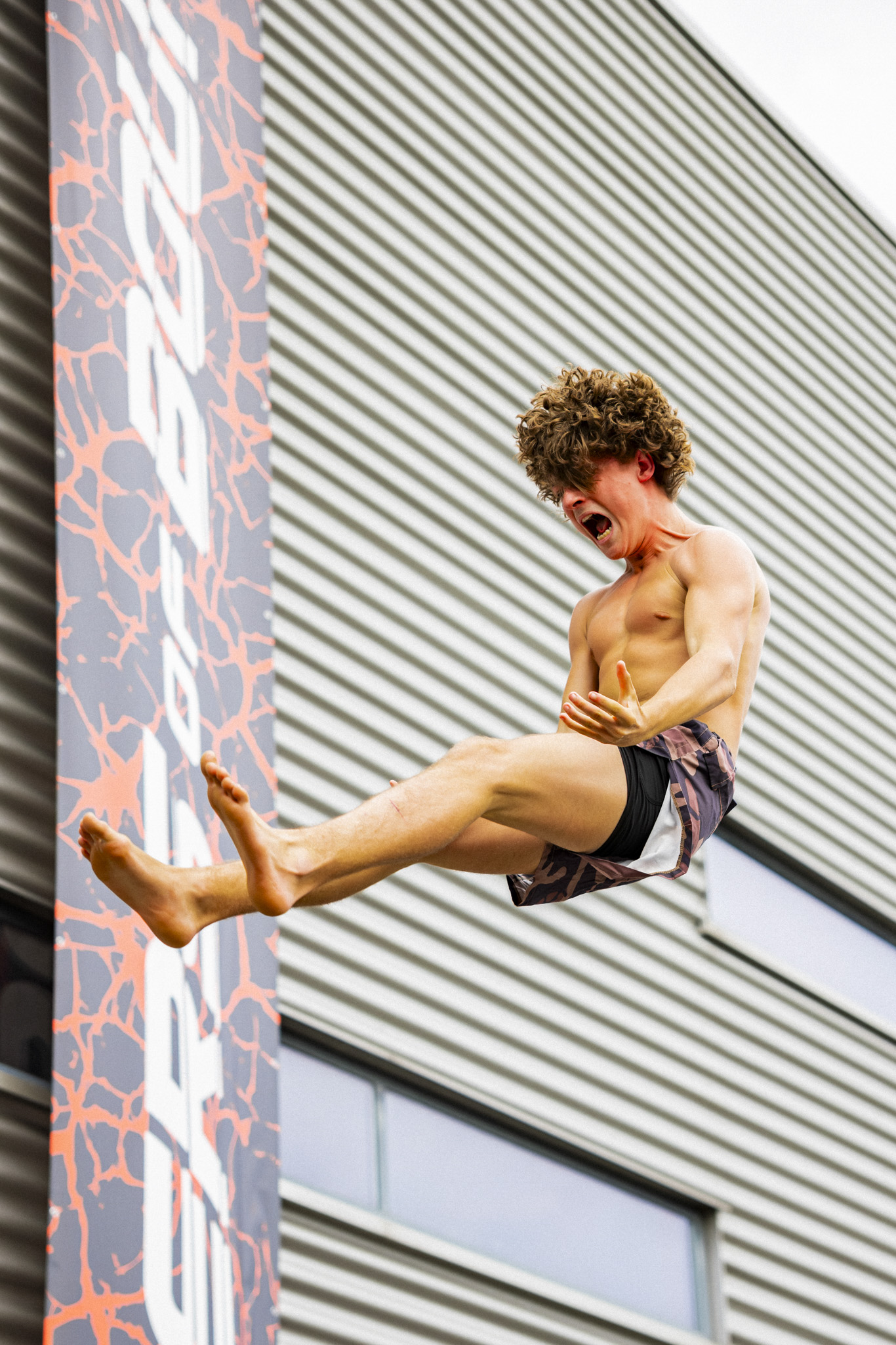 Sporter springt van een Berg-toren, actiefoto
