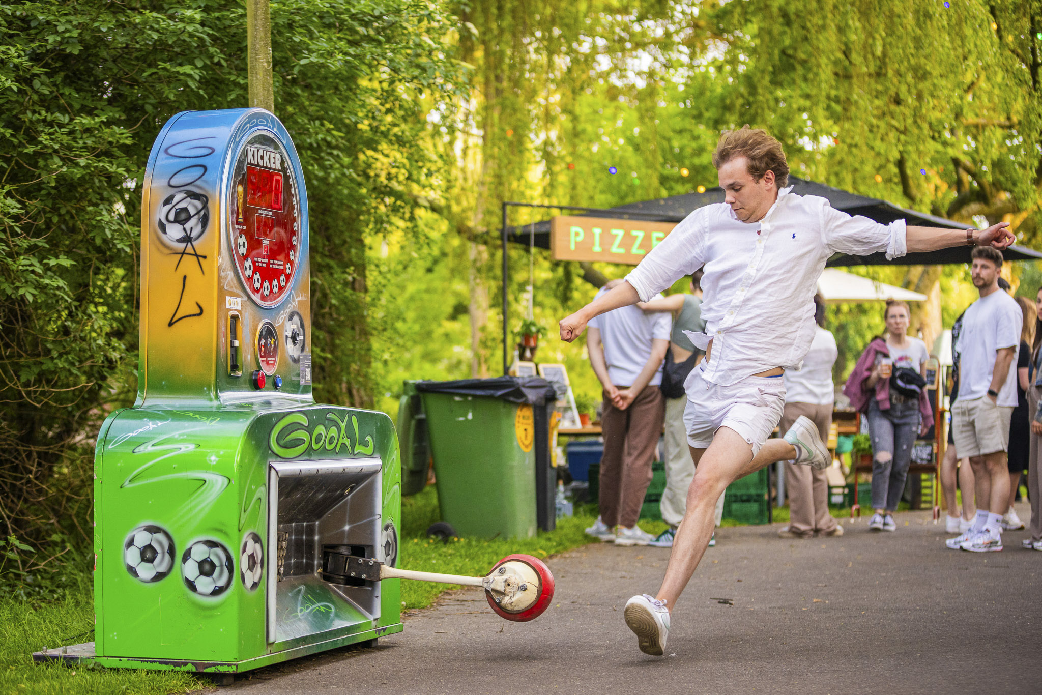 Bezoeker speelt kickerspel bij Lepeltje Lepeltje festival Eindhoven