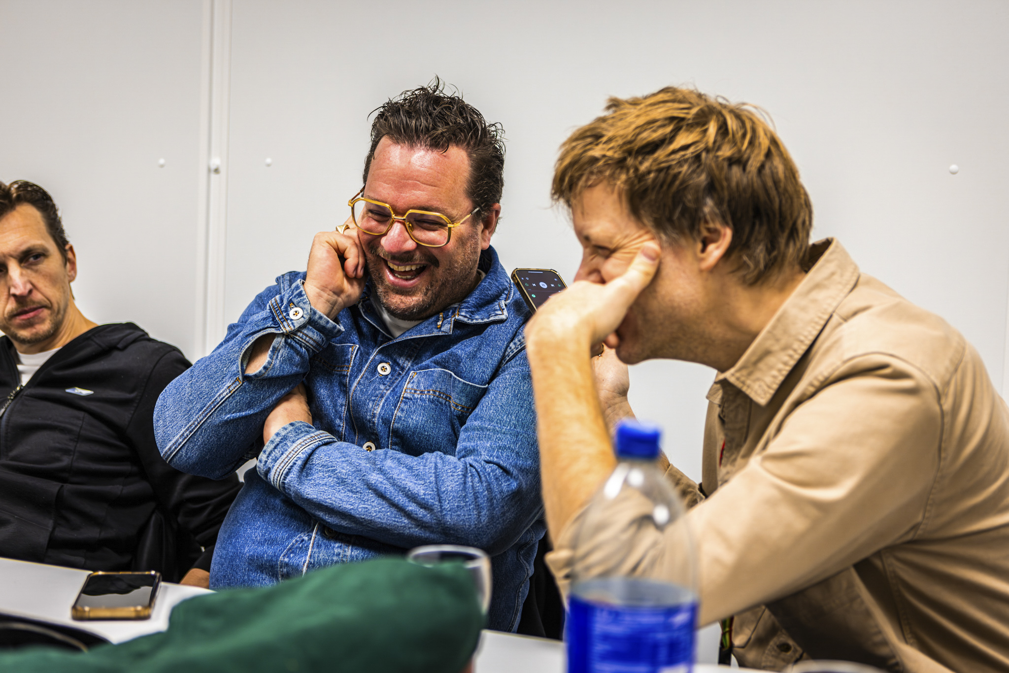 Lex Uiting backstage, kandid moment door Sven Jacobs