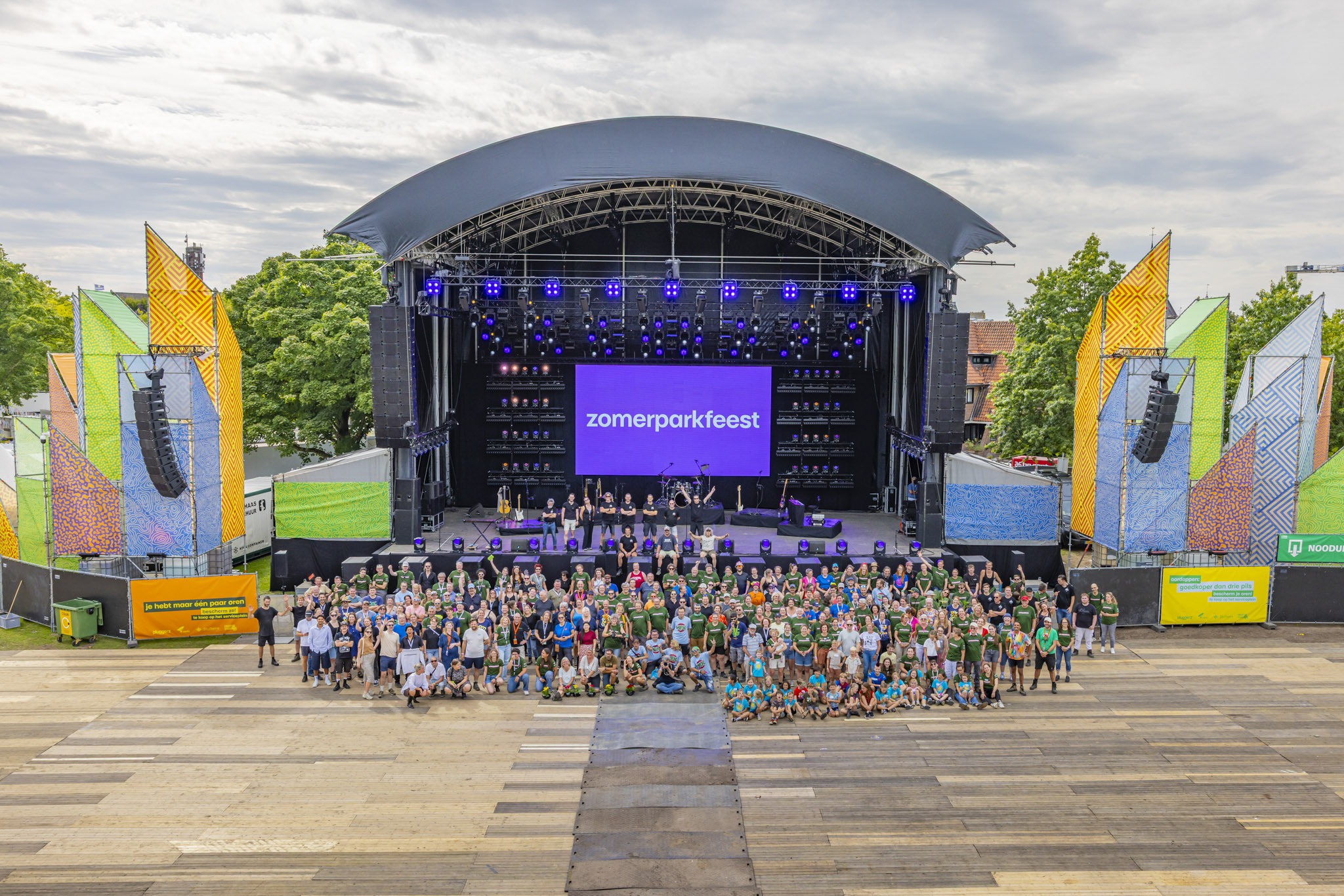 Volledige vrijwilligersploeg van Zomerparkfeest Venlo voor het hoofdpodium
