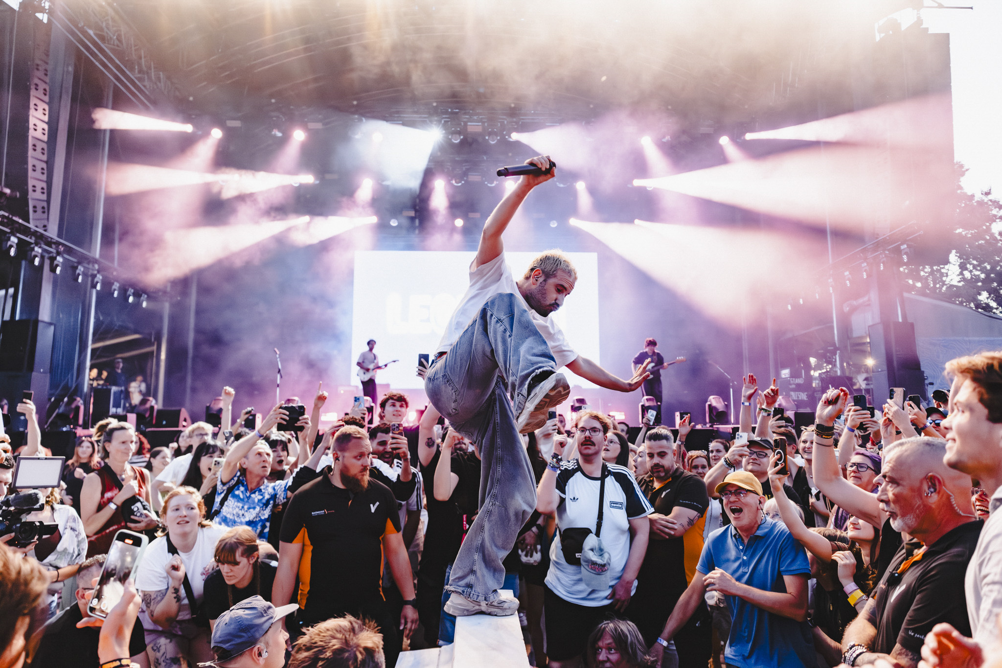 Artiest midden in de menigte op Zomerparkfeest Venlo